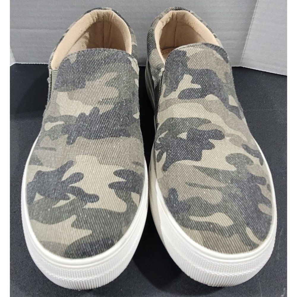 Women's Soda Camouflage Canvas Slip On Shoes. Size 6.5 US.